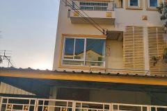 Three storey Town House for rent with 3 bedrooms, 3 bathrooms and 1 kitchen.
