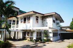 To let a house of 3 bedrooms and 3 bathrooms at Soi Areesampan 2 Praholyothin Road