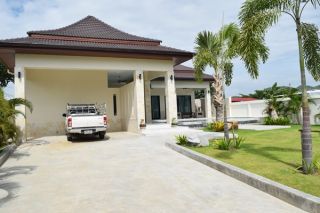 Luxury Pool villa in Center