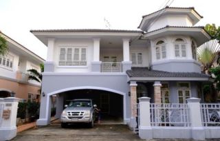 Detached house for rent, 2floors, 60.1square wah, 3bedrooms, 3washrooms, 1living room, 1store room,