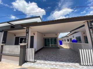 Single storey House for rent with 3 bedrooms and 2 bathrooms.