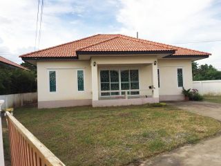 Single-storey House for rent. There are 3 bedrooms and 2 bathrooms.