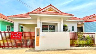 Single storey house for rent with 3 bedrooms, 2 toilets and 1 kitchen.